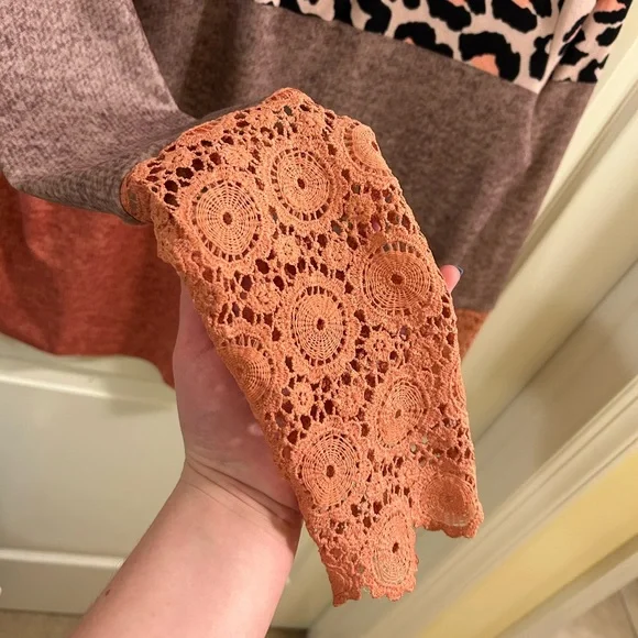 🐆3/$15 Exclusive Cheetah pattern top - Picture 4 of 5